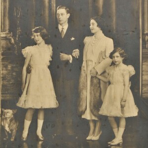 Elizabeth II, George VI, la reine mère et la princesse Margaret ainsi que le chien de la famille, Dookie, à Buckingham Palace le 20 décembre 1938, un portrait par l'ancien photographe royal Marcus Adams mis en vente aux enchères en octobre 2015.