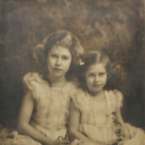 Les princesses Elizabeth et Margaret dans les années 1930, un portrait par l'ancien photographe royal Marcus Adams mis en vente aux enchères en octobre 2015.