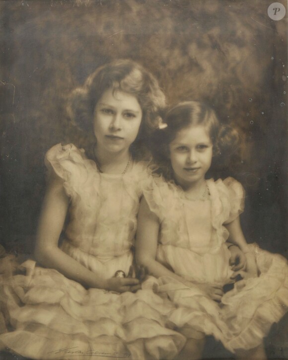 Les princesses Elizabeth et Margaret dans les années 1930, un portrait par l'ancien photographe royal Marcus Adams mis en vente aux enchères en octobre 2015.