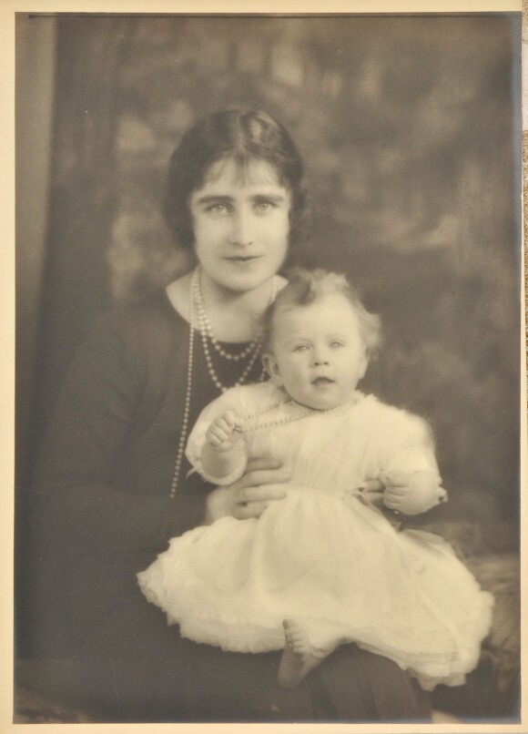 La princesse Elizabeth (future Elizabeth II) bébé dans les bras de sa mère en 1926, un portrait par l'ancien photographe royal Marcus Adams mis en vente aux enchères en octobre 2015.