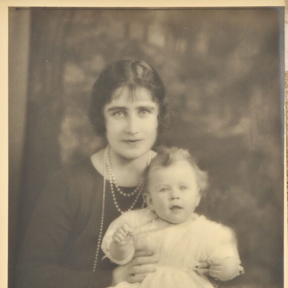 La princesse Elizabeth (future Elizabeth II) bébé dans les bras de sa mère en 1926, un portrait par l'ancien photographe royal Marcus Adams mis en vente aux enchères en octobre 2015.