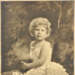 La princesse Elizabeth, future Elizabeth II, enfant, un portrait par l'ancien photographe royal Marcus Adams mis en vente aux enchères en octobre 2015.