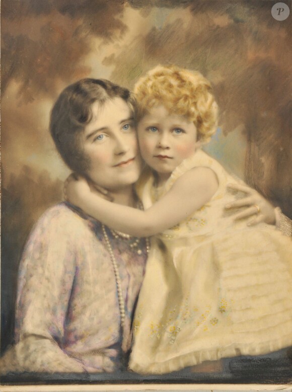 La reine mère et la princesse Elizabeth (future Elizabeth II) à 2 ans, un portrait par l'ancien photographe royal Marcus Adams mis en vente aux enchères en octobre 2015.