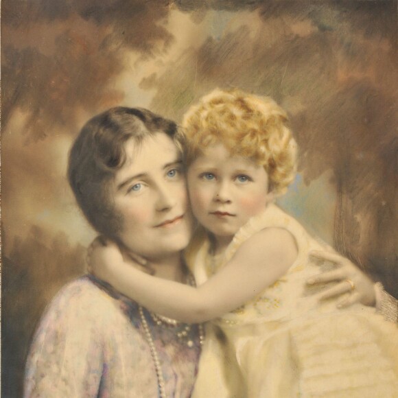 La reine mère et la princesse Elizabeth (future Elizabeth II) à 2 ans, un portrait par l'ancien photographe royal Marcus Adams mis en vente aux enchères en octobre 2015.