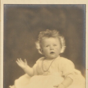 La princesse Elizabeth, future Elizabeth II, photographiée le 20 janvier 1927, un portrait par l'ancien photographe royal Marcus Adams mis en vente aux enchères en octobre 2015.