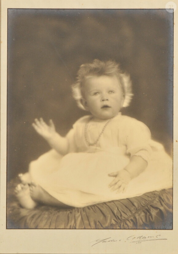 La princesse Elizabeth, future Elizabeth II, photographiée le 20 janvier 1927, un portrait par l'ancien photographe royal Marcus Adams mis en vente aux enchères en octobre 2015.