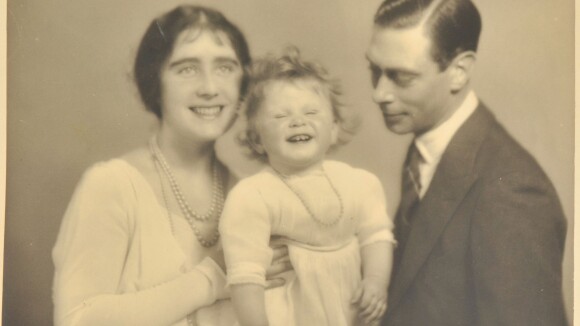 Elizabeth II de bébé à maman : D'exceptionnelles photos de famille révélées