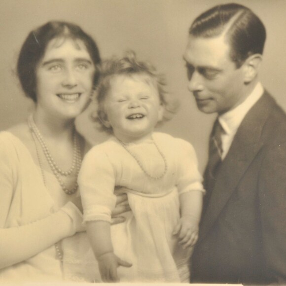 Elizabeth II enfant avec ses parents la reine mère et le prince Albert (futur George VI), un portrait par l'ancien photographe royal Marcus Adams mis en vente aux enchères en octobre 2015.