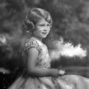 La princesse Elizabeth (future Elizabeth II) photographiée au studio de Marcus Adams sur Dover Street dans son enfance, un portrait par l'ancien photographe royal Marcus Adams mis en vente aux enchères en octobre 2015.