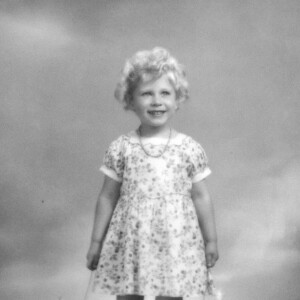 La princesse Elizabeth (future Elizabeth II) photographiée au studio de Marcus Adams sur Dover Street dans son enfance, un portrait par l'ancien photographe royal Marcus Adams mis en vente aux enchères en octobre 2015.