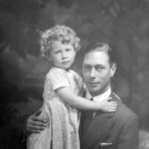 La princesse Elizabeth (future Elizabeth II) photographiée avec son père Albert (futur George VI) au studio de Marcus Adams sur Dover Street dans son enfance, un portrait par l'ancien photographe royal Marcus Adams mis en vente aux enchères en octobre 2015.