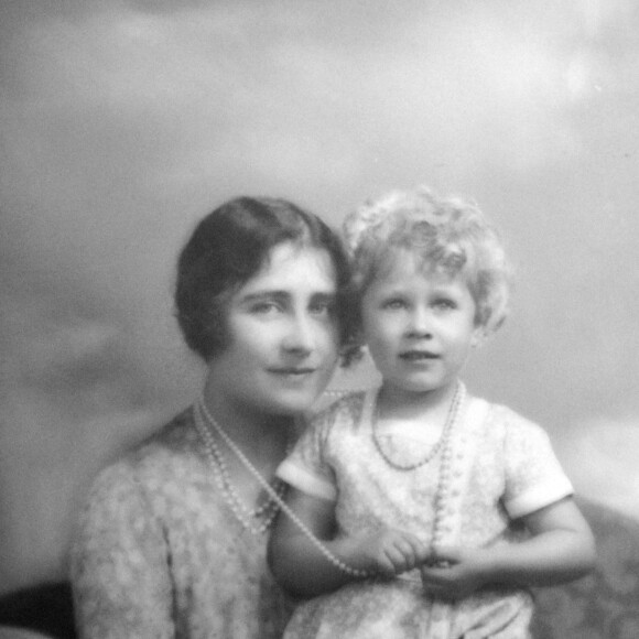 La princesse Elizabeth (future Elizabeth II) photographiée avec la reine mère au studio de Marcus Adams sur Dover Street dans son enfance, un portrait par l'ancien photographe royal Marcus Adams mis en vente aux enchères en octobre 2015.