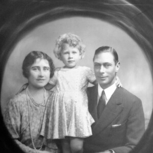 Elizabeth II enfant avec ses parents la reine mère Elizabeth et le prince Albert (futur George VI), un portrait par l'ancien photographe royal Marcus Adams mis en vente aux enchères en octobre 2015.