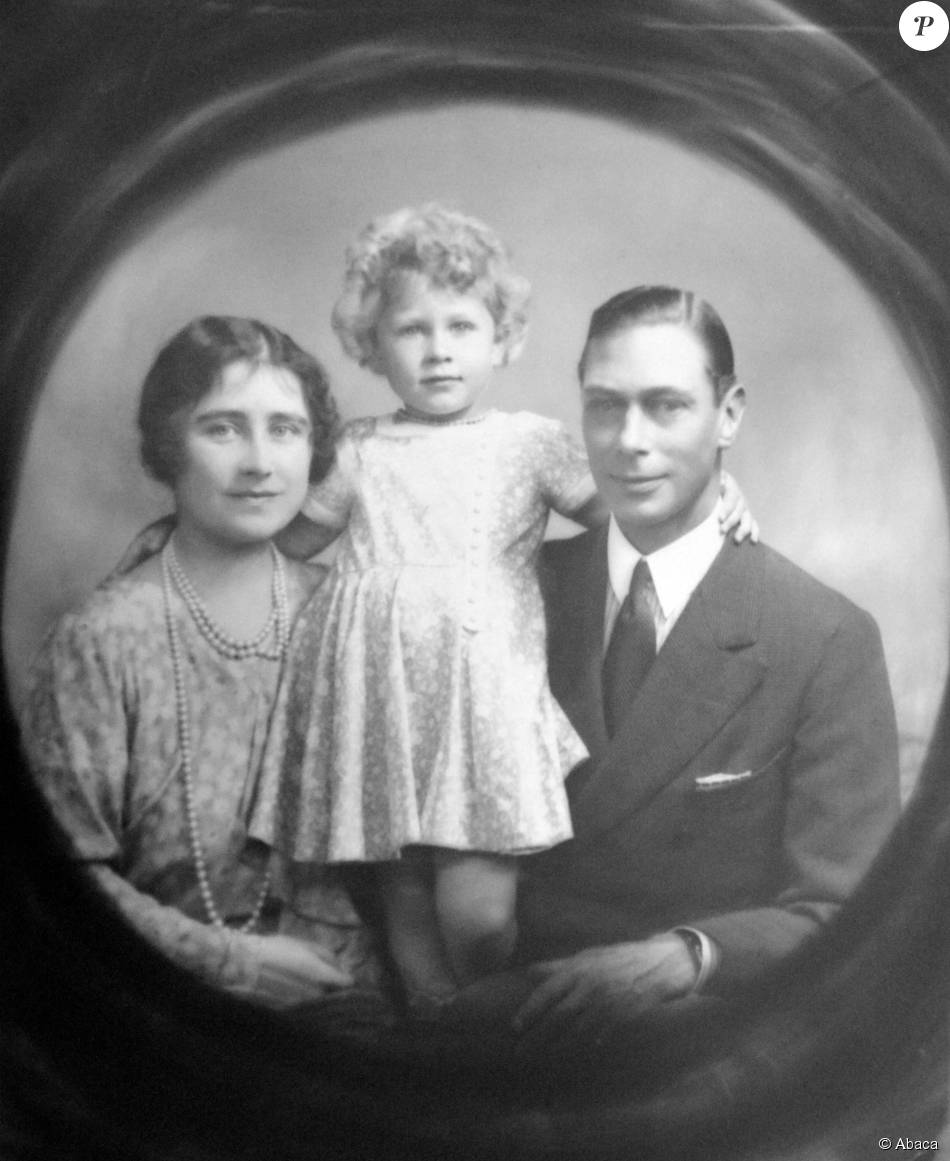 Elizabeth Ii Enfant Avec Ses Parents La Reine Mere Elizabeth Et Le Prince Albert Futur George Vi Un Portrait Par L Ancien Photographe Royal Marcus Adams Mis Purepeople