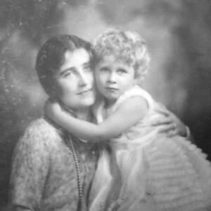 La princesse Elizabeth (future Elizabeth II) photographiée au studio de Marcus Adams sur Dover Street dans son enfance, un portrait par l'ancien photographe royal Marcus Adams mis en vente aux enchères en octobre 2015.