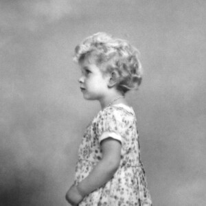 La princesse Elizabeth (future Elizabeth II) photographiée au studio de Marcus Adams sur Dover Street dans son enfance, un portrait par l'ancien photographe royal Marcus Adams mis en vente aux enchères en octobre 2015.