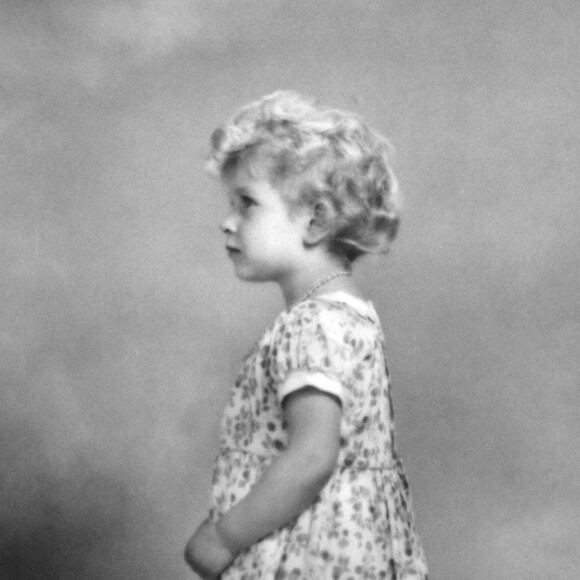 La princesse Elizabeth (future Elizabeth II) photographiée au studio de Marcus Adams sur Dover Street dans son enfance, un portrait par l'ancien photographe royal Marcus Adams mis en vente aux enchères en octobre 2015.