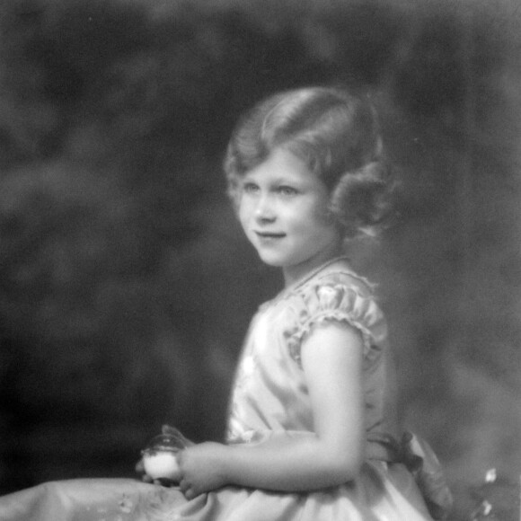 La princesse Elizabeth (future Elizabeth II) photographiée au studio de Marcus Adams sur Dover Street dans son enfance, un portrait par l'ancien photographe royal Marcus Adams mis en vente aux enchères en octobre 2015.