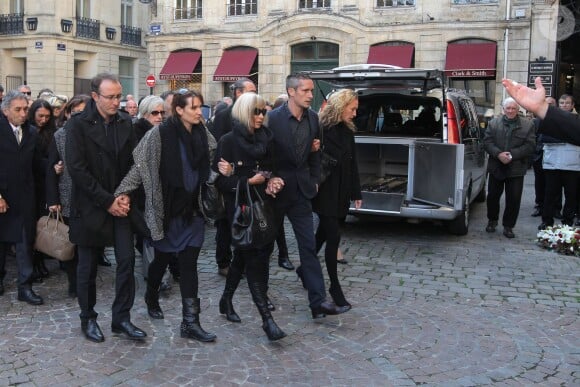 Suzon Dopsy, la femme de Dominique Dropsy et sa famille - Obsèques de Dominique Dropsy en l'église Notre-Dame à Bordeaux, le 14 octobre 2015