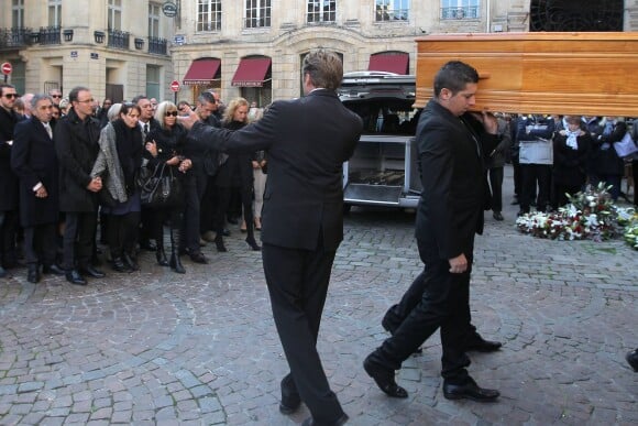 Suzon Dopsy, la femme de Dominique Dropsy et sa famille à l'entrée du cercueil - Obsèques de Dominique Dropsy en l'église Notre-Dame à Bordeaux, le 14 octobre 2015