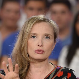 Julie Delpy - Enregistrement de l'émission "Vivement Dimanche" à Paris le 14 octobre 2015 et qui sera diffusée le 18 Octobre 2015.