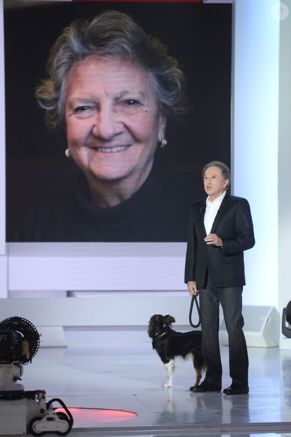 Michel Drucker et sa chienne Isia - Enregistrement de l'émission "Vivement Dimanche" à Paris le 14 octobre 2015 et qui sera diffusée le 18 Octobre 2015.