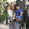 Shakira sur le tournage d'une publicité sur une plage en Catalogne, sous les yeux de son fils Milan, le 8 octobre 2015.