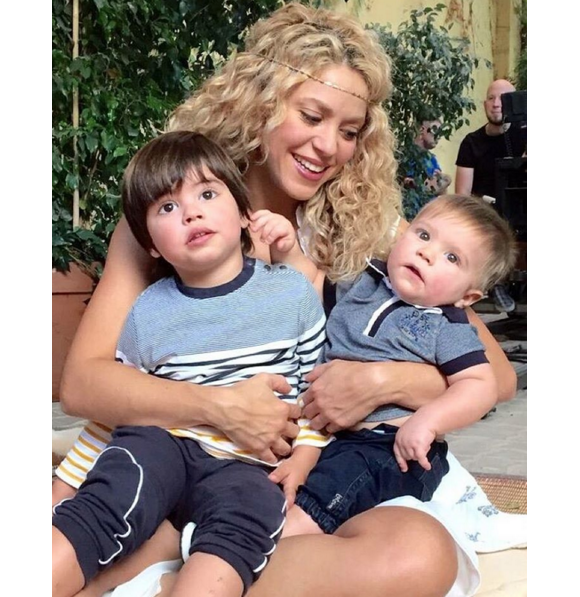 Shakira avec ses enfants Milan et Sasha sur un tournage pour "Love Rocks" - octobre 2015