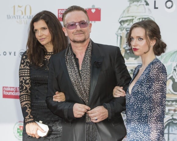 Bono sa femme Ali Hewson et sa fille Hewson Jordan - Soiree "Love Ball" organisee par Natalia Vodianova au profit de la Fondation "The Naked Heart" a l'Opera Garnier a Monaco le 27 juillet 2013.