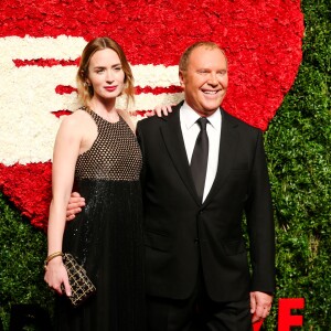 Emily Blunt, Michael Kors lors de la soirée Love We Deliver 2015 Golden Heart Awards en l'honneur de Neil Patrick Harris & Michael Sennott à New York, le 15 octobre 2015