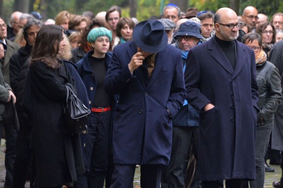 Photo Exclusive - Pierre Moscovici et son frère Denis aux obsèques de leur mère Marie Bromberg au cimétière parisien de Bagneux le 16 octobre 2015.