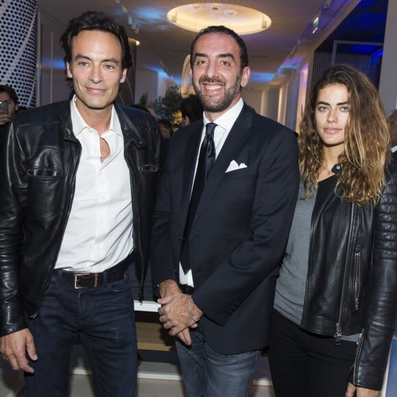 Exclusif - Giuseppe Menniti (Harmont & Blaine) entre Anthony Delon et sa fille Alyson Le Borges - Inauguration de la boutique Harmont & Blaine à Paris, mardi 13 octobre 2015. La marque italienne Harmont & Blaine a inauguré sa première boutique française au 35 boulevard des Capucines.