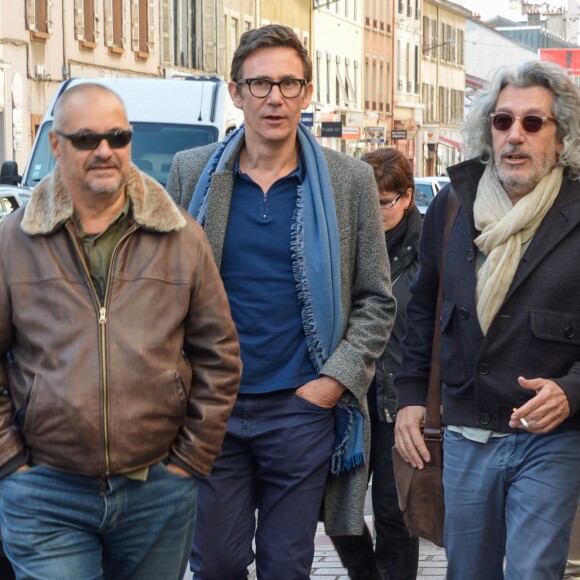Jean-Pierre Jeunet et Michel Hazanavicius avec Alain Chabat sur le tournage de La Sortie de l'Usine Lumière à Lyon, le 17 octobre 2015.