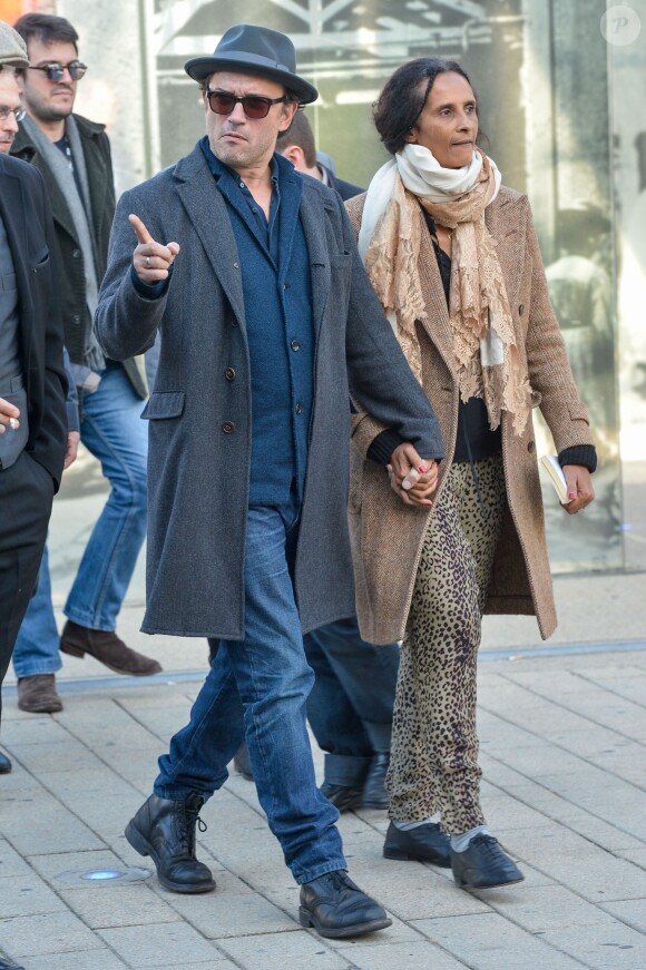 Vincent Perez et Karine Silla sur le tournage de La Sortie de l'Usine Lumière à Lyon, le 17 octobre 2015.