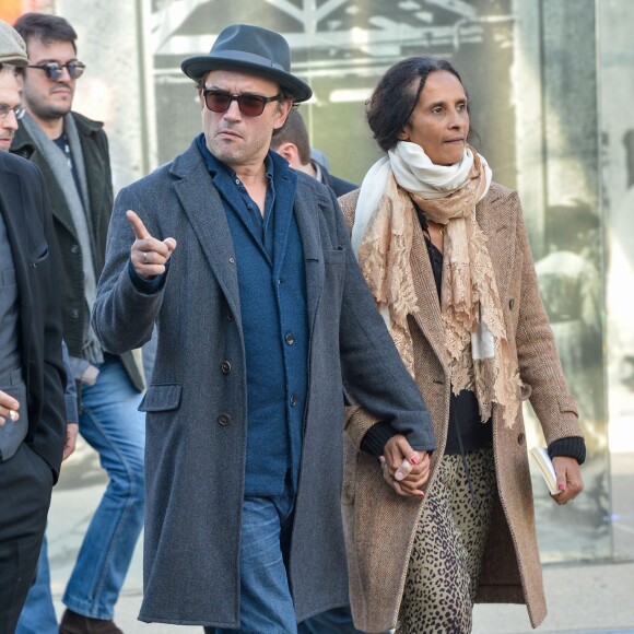 Vincent Perez et Karine Silla sur le tournage de La Sortie de l'Usine Lumière à Lyon, le 17 octobre 2015.