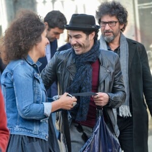 Tahar Rahim et Radu Mihaileanu sur le tournage de La Sortie de l'Usine Lumière à Lyon, le 17 octobre 2015.