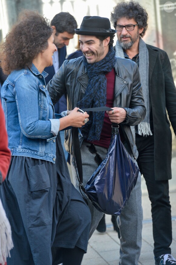 Tahar Rahim et Radu Mihaileanu sur le tournage de La Sortie de l'Usine Lumière à Lyon, le 17 octobre 2015.