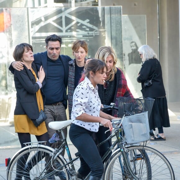 Emma de Caunes et Michele Laroque sur le tournage de La Sortie de l'Usine Lumière à Lyon, le 17 octobre 2015.