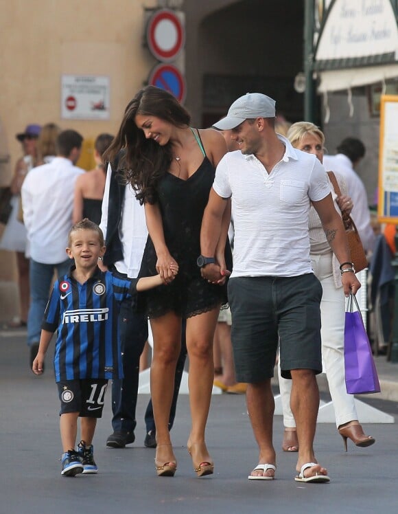 Wesley Sneijder, son fils et son épouse Yolanthe dans les rues de Saint-Tropez, le 25 juillet 2011