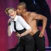 Le chanteur Madonna et le danseur Brahim Zaibat complices sur scène à l'occasion de la tournée de la chanteuse, MDNA, effectuée en 2012