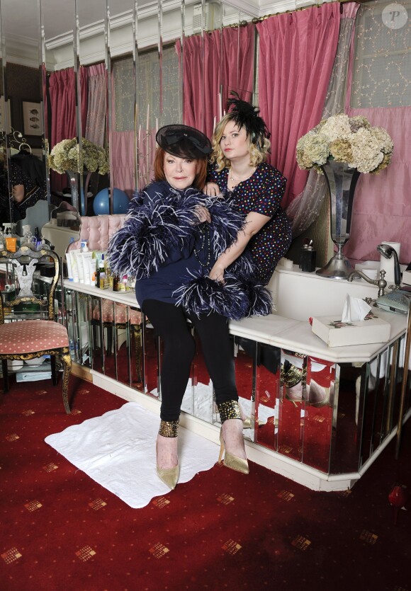 Exclusif - Rendez-vous avec la chanteuse Regine et sa petite-fille Daphne dans son appartement parisien. Le 16 janvier 2014 16/01/2014 - Paris