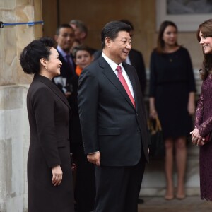 Kate Middleton, duchesse de Cambridge (en robe Dolce and Gabbana), et le prince William étaient le 21 octobre 2015 les hôtes du président chinois Xi Jinping et son épouse Peng Luyan, présents à leurs côtés à Lancaster House, à Londres, pour une série d'événements dans le cadre de leur visite officielle.