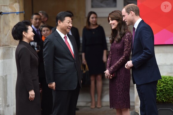 Kate Middleton, duchesse de Cambridge (en robe Dolce and Gabbana), et le prince William étaient le 21 octobre 2015 les hôtes du président chinois Xi Jinping et son épouse Peng Luyan, présents à leurs côtés à Lancaster House, à Londres, pour une série d'événements dans le cadre de leur visite officielle.