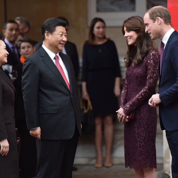 Kate Middleton, duchesse de Cambridge (en robe Dolce and Gabbana), et le prince William étaient le 21 octobre 2015 les hôtes du président chinois Xi Jinping et son épouse Peng Luyan, présents à leurs côtés à Lancaster House, à Londres, pour une série d'événements dans le cadre de leur visite officielle.