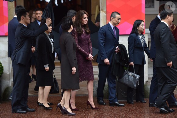 Kate Middleton, duchesse de Cambridge (en robe Dolce and Gabbana), et le prince William étaient le 21 octobre 2015 les hôtes du président chinois Xi Jinping et son épouse Peng Luyan, présents à leurs côtés à Lancaster House, à Londres, pour une série d'événements dans le cadre de leur visite officielle.