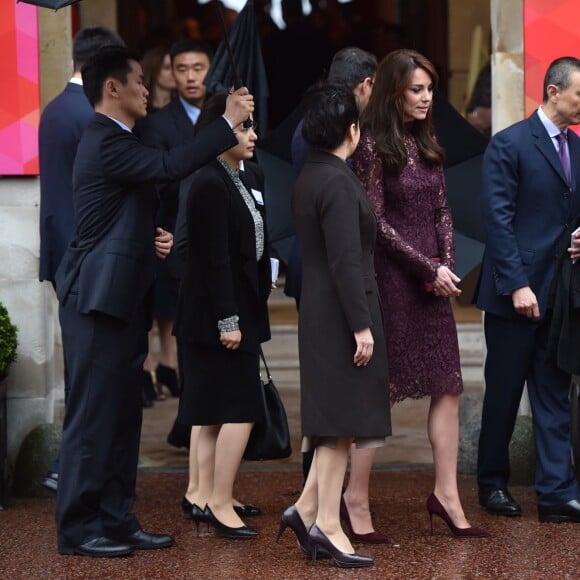 Kate Middleton, duchesse de Cambridge (en robe Dolce and Gabbana), et le prince William étaient le 21 octobre 2015 les hôtes du président chinois Xi Jinping et son épouse Peng Luyan, présents à leurs côtés à Lancaster House, à Londres, pour une série d'événements dans le cadre de leur visite officielle.