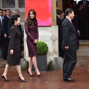 Kate Middleton, duchesse de Cambridge (en robe Dolce and Gabbana), et le prince William étaient le 21 octobre 2015 les hôtes du président chinois Xi Jinping et son épouse Peng Luyan, présents à leurs côtés à Lancaster House, à Londres, pour une série d'événements dans le cadre de leur visite officielle.