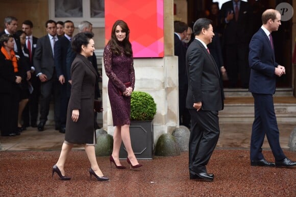 Kate Middleton, duchesse de Cambridge (en robe Dolce and Gabbana), et le prince William étaient le 21 octobre 2015 les hôtes du président chinois Xi Jinping et son épouse Peng Luyan, présents à leurs côtés à Lancaster House, à Londres, pour une série d'événements dans le cadre de leur visite officielle.