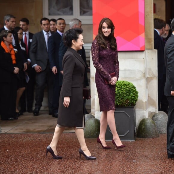 Kate Middleton, duchesse de Cambridge (en robe Dolce and Gabbana), et le prince William étaient le 21 octobre 2015 les hôtes du président chinois Xi Jinping et son épouse Peng Luyan, présents à leurs côtés à Lancaster House, à Londres, pour une série d'événements dans le cadre de leur visite officielle.