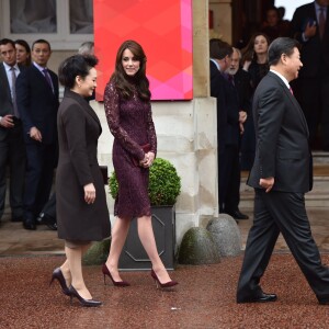 Kate Middleton, duchesse de Cambridge (en robe Dolce and Gabbana), et le prince William étaient le 21 octobre 2015 les hôtes du président chinois Xi Jinping et son épouse Peng Luyan, présents à leurs côtés à Lancaster House, à Londres, pour une série d'événements dans le cadre de leur visite officielle.